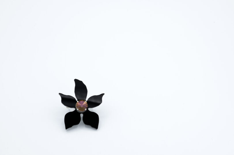 Spilla  Fiore nero piccolo - immagine 3